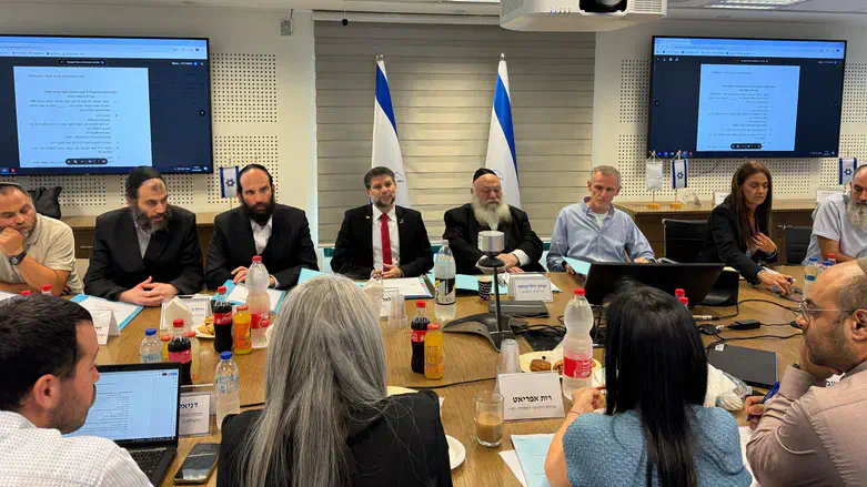 האישור בוועדה