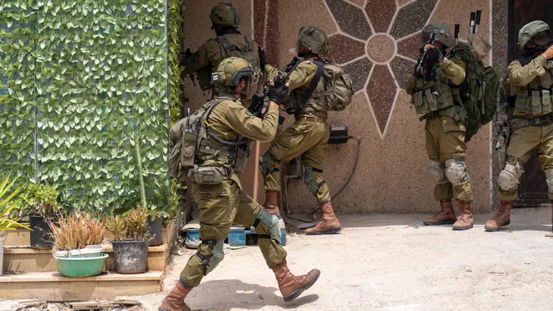 כוחות במהלך המצוד אחר המחבל