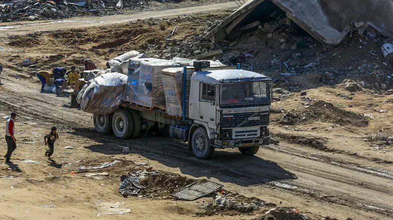 Trucks carrying humanitarian aid for Gaza