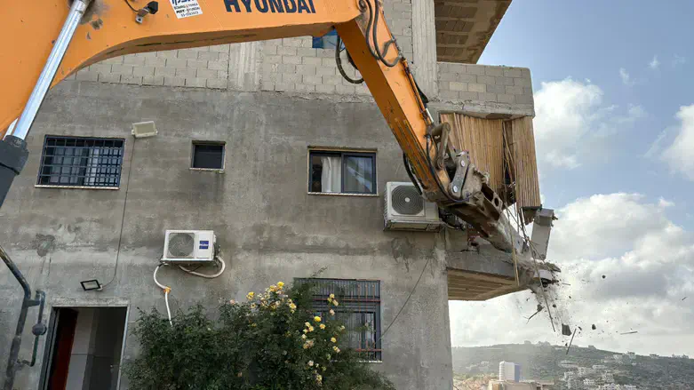 Demolishing the building in Burqin