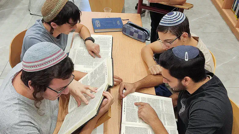 לומדים