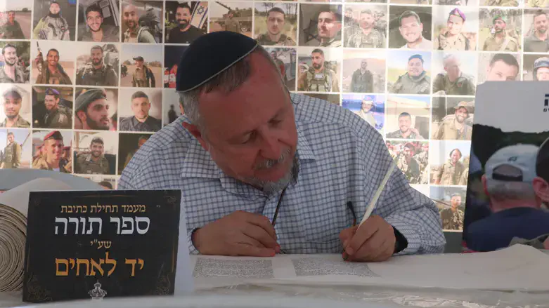 יהושע שני כותב אות בספר התורה