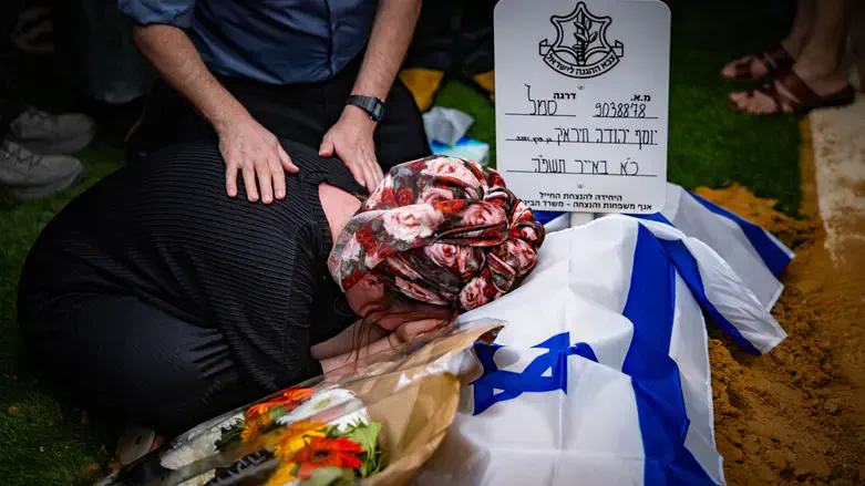 Emunah Chirak at her husband's grave
