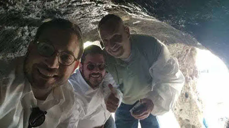 בחוקר שפירא עם רביבו במערה