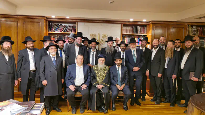 הדיינים עם נשיא בתי הדין הרבניים הרב דוד יוסף