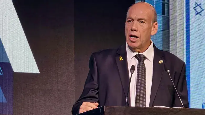 המבקר בנאומו