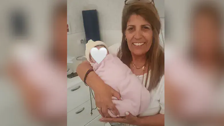 עם התינוקת לאחר הלידה