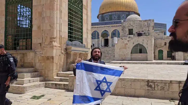 Цви Суккот на Храмовой горе с флагом Израиля