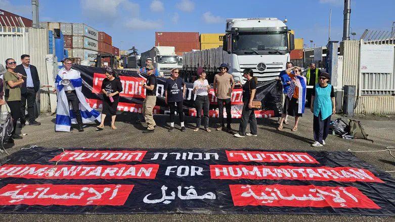 Blocking aid trucks at the Ashdod port