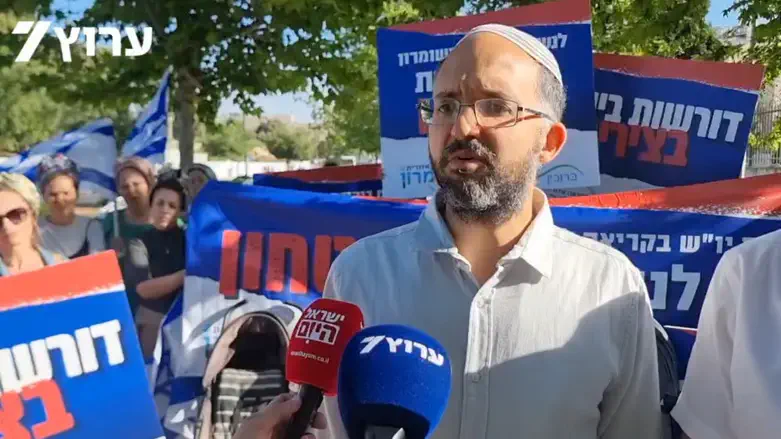 Hananel Gez at the demonstration