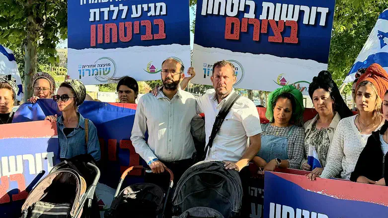 דגן וחננאל גז במחאה
