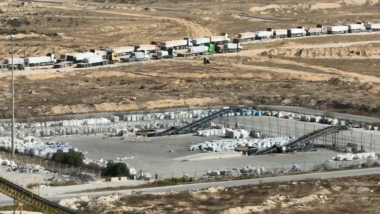 משאיות הסיוע ממתינות
