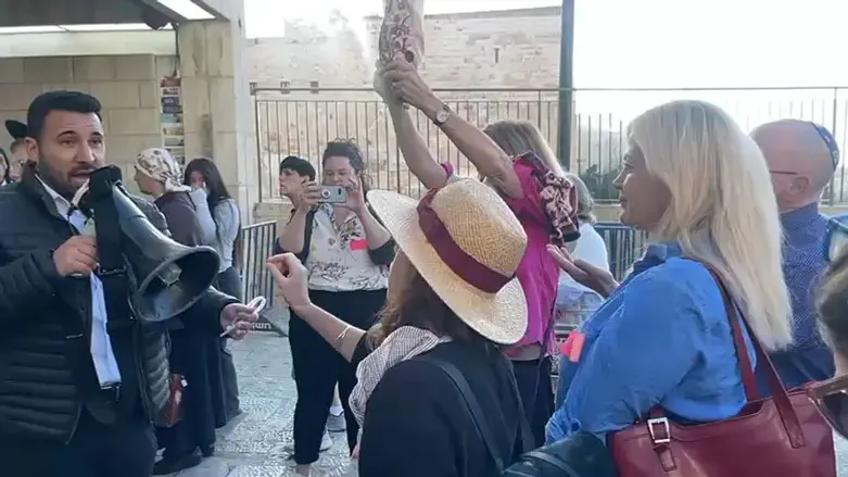 Противостояние из-за свитка Торы