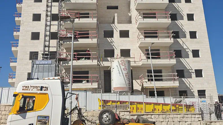 הבניין עוד בבנייה