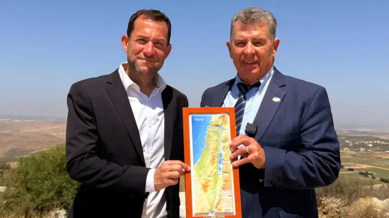 יוסי דגן וד"ר דאג תומפסון