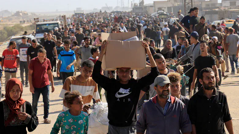 Gazans at an aid distribution center