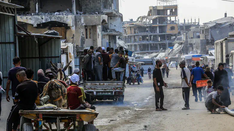 Sem medo? Centenas de moradores de Gaza invadem armazéns de farinha do Hamas