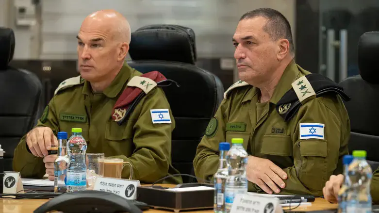 IDF Chief of Staff Eyal Zamir (R)
