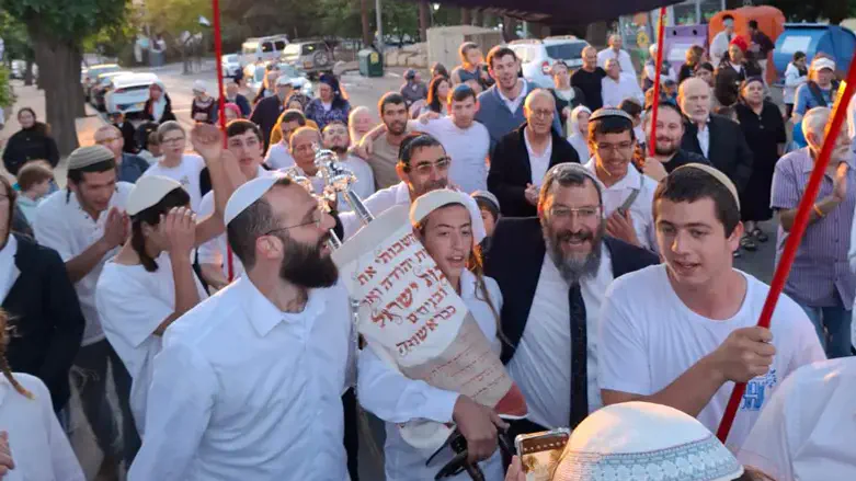 הכנסת ספר התורה