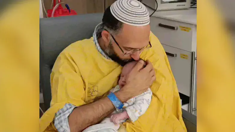 חננאל גז עם התינוק רביד חיים