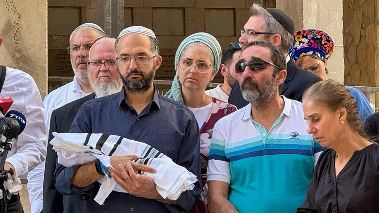 Hananel Gez carries his son to burial