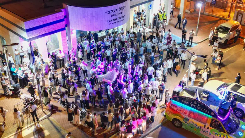 הכנסת ספר תורה במעלה אדומים