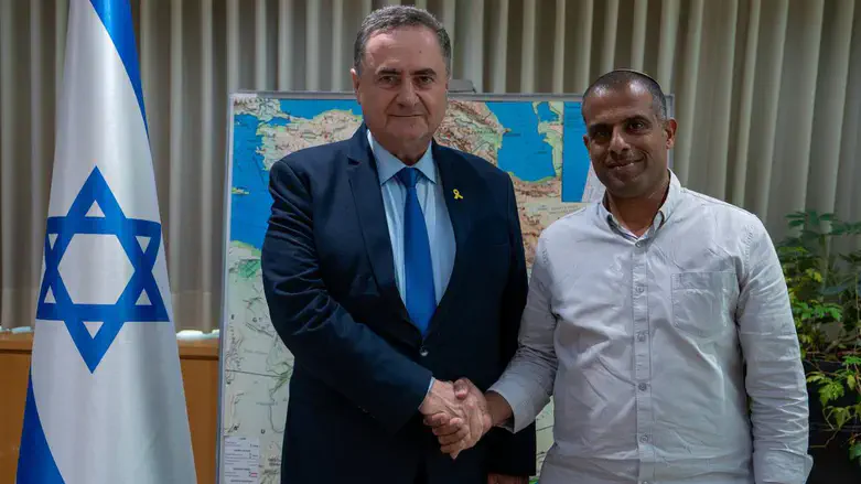 Avichai Tanami with Minister Katz