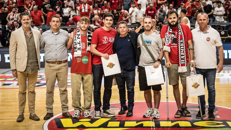 הארבעה בטקס המרגש לפני המשחק במנורה