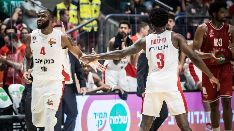 שחקני ירושלים חוגגים ניצחון דרמטי והעפלה לגמר