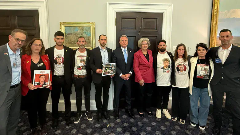 Hostage families meet White House officials