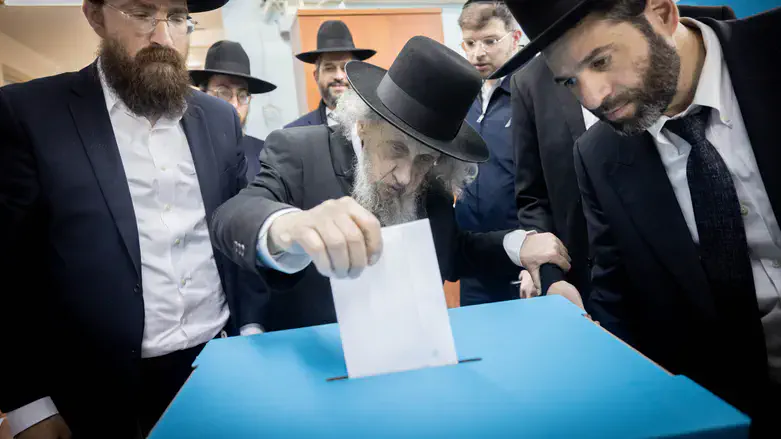 הרב דב לנדו מצביע