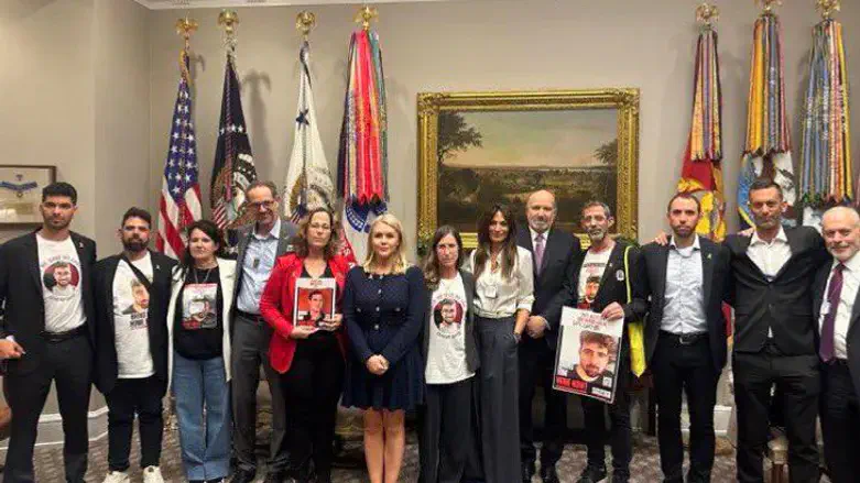 Hostage families meet WH officials