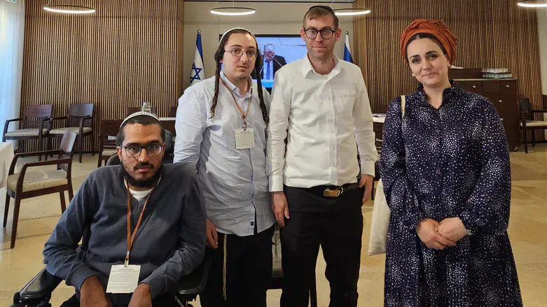 סון הר מלך עם בצלמו