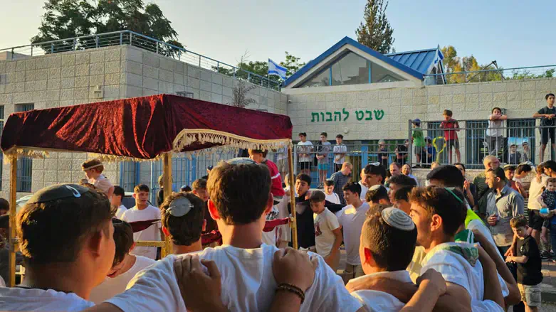 הכנסת ספר התורה