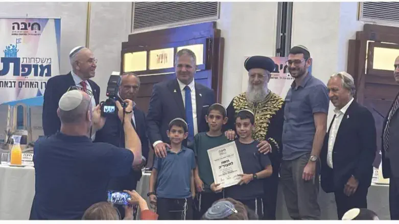 הראשון לציון ושר החינוך מעניקים לחתן הרב לוז