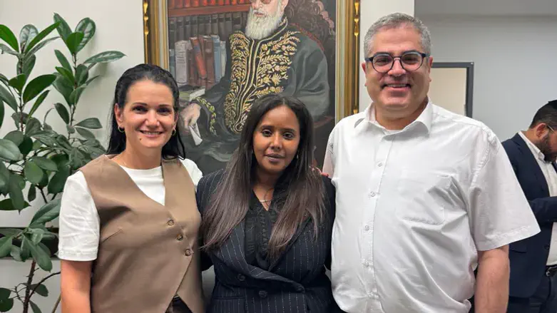 בתמונה עו"ד יצחק, לירז ופנינה תמנו