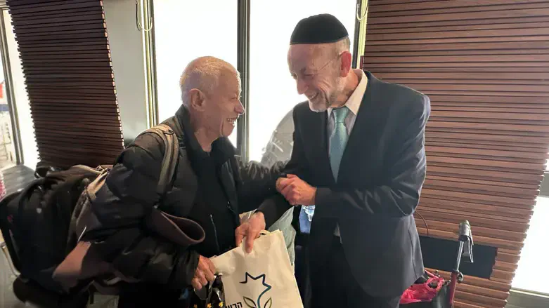 סגן השר מקלב עם ניצול שואה