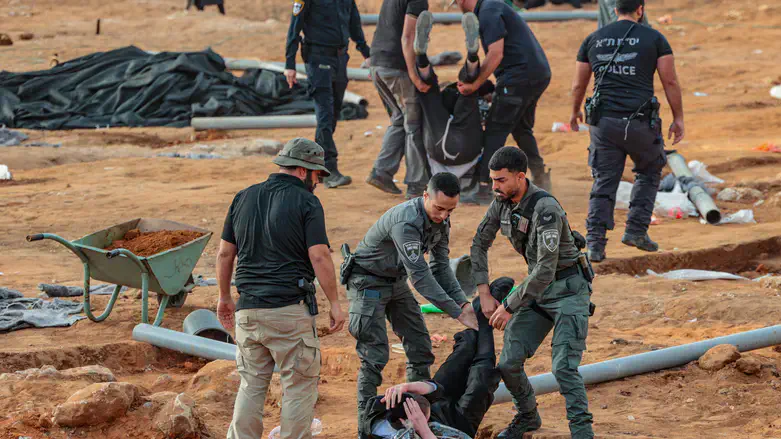 Extremist haredim protest at the construction site