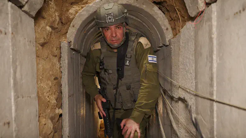 Эфи Дефрин в подземном террористическом туннеле