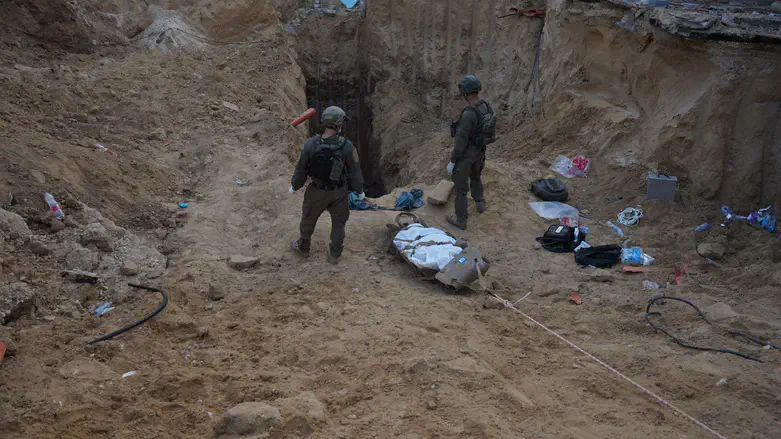 Removing Mohammed Sinwar's body from Hamas' tunnels