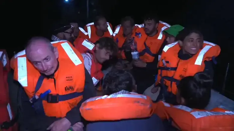 פעילי המשט לאחר ההשתלטות