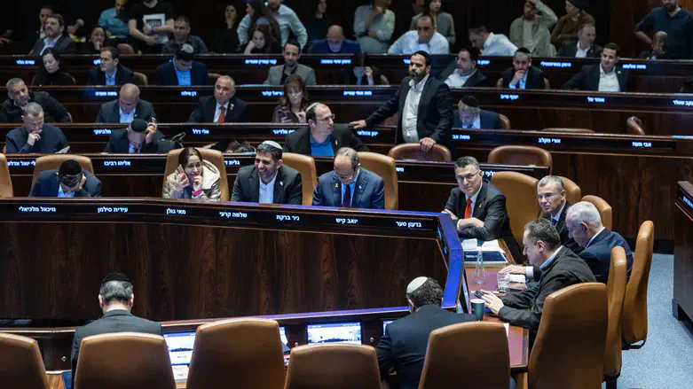 בדיוק בזמן ההצבעה על פיזור הכנסת, נזכרים חלק מהחברים שלא התפללו מנחה. אילוסטרציה