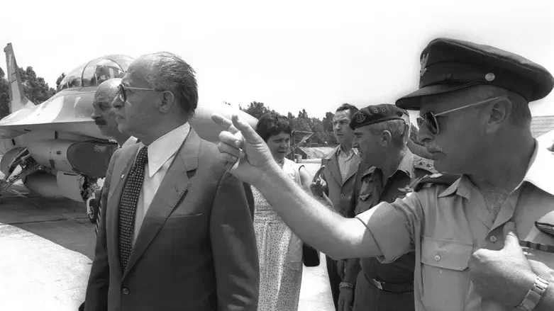 עברי בטקס אות הגבורה על הפצצת הכור