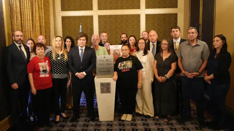 Milei with the families and survivors
