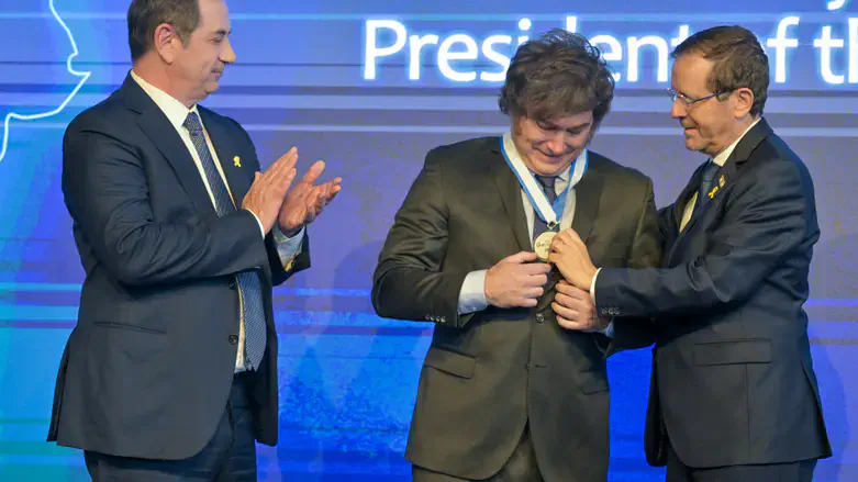 הרצוג מעניק את המדליה