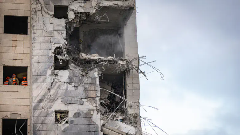 Petah Tikva building hit by Iranian missile last month