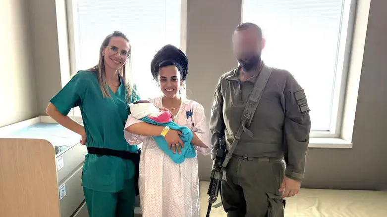 אורה ובעלה נ' עם נעמי ג'ונס המיילדת