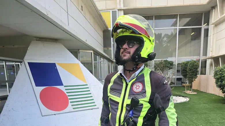 בני למדן בחזית בית החולים