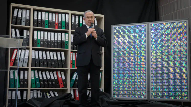 Netanyahu presenting Iran's nuclear archive in