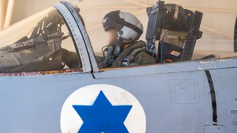 טייס חיל האוויר בדרך לתקיפה